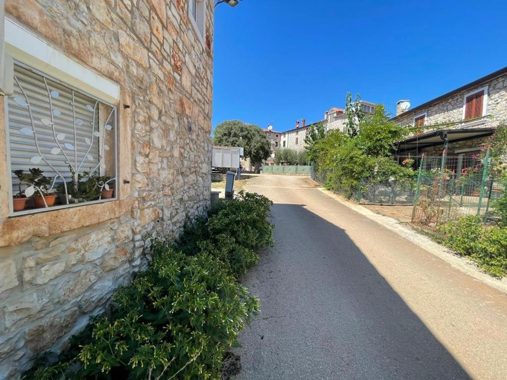 Villa Amore Radini Istrian Romantic Studio With Private Parking And Terrace 브르토니글라 외부 사진
