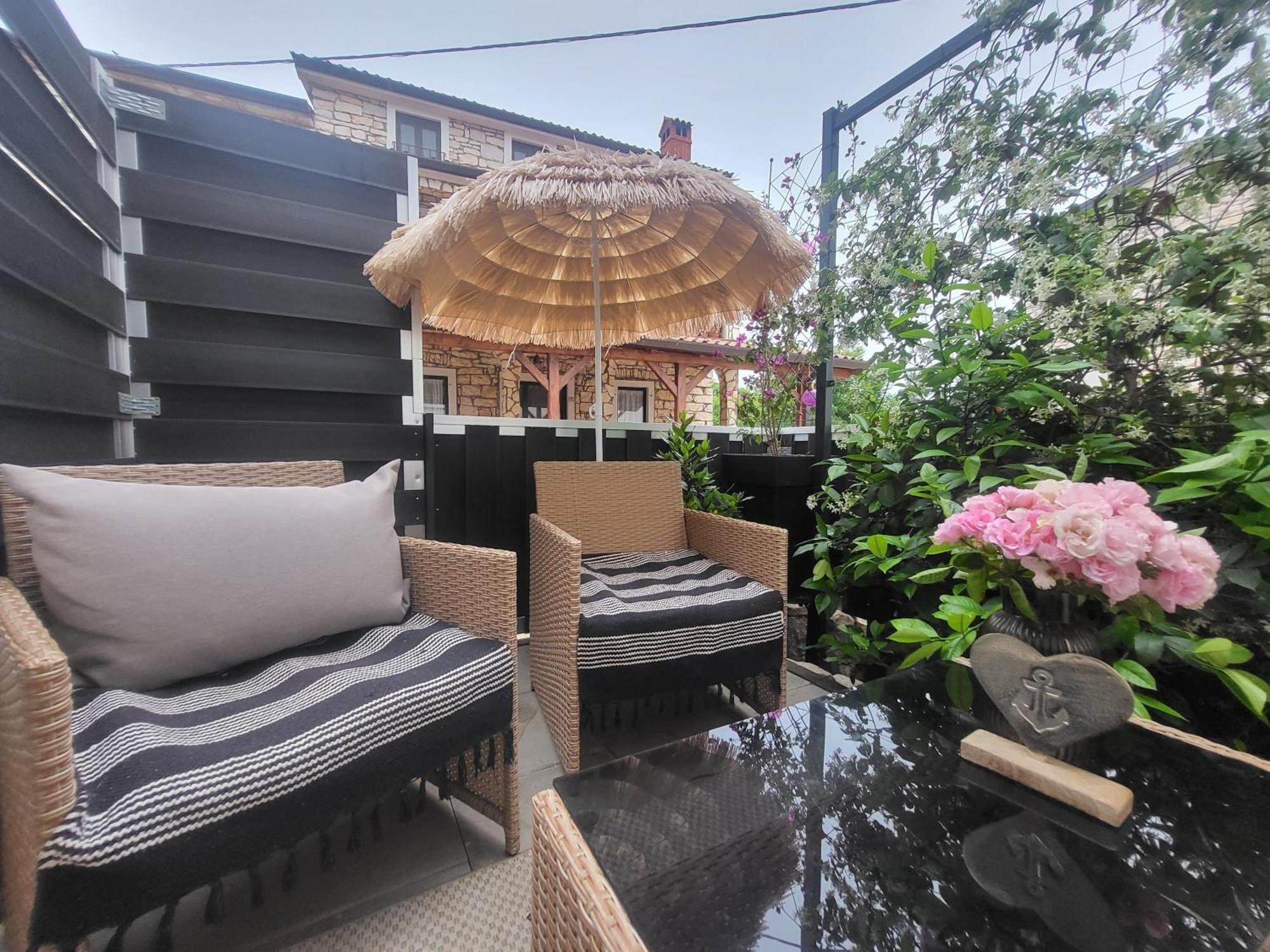 Villa Amore Radini Istrian Romantic Studio With Private Parking And Terrace 브르토니글라 외부 사진
