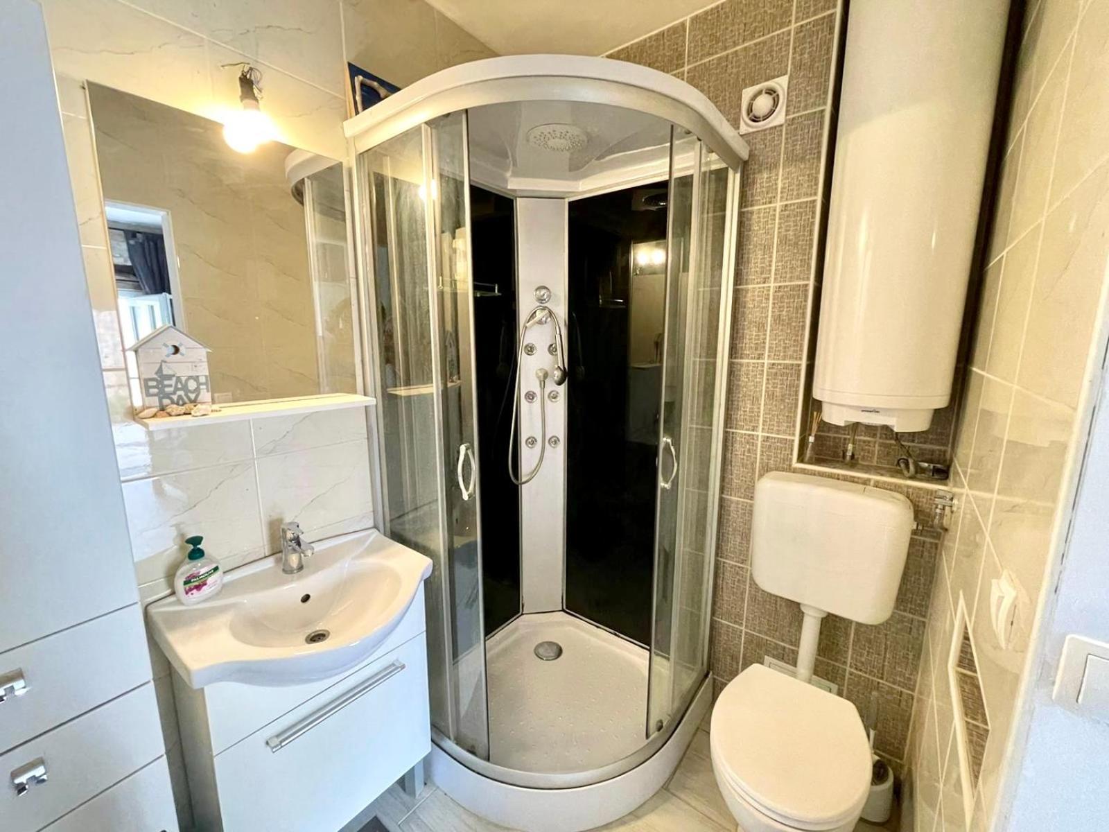 Villa Amore Radini Istrian Romantic Studio With Private Parking And Terrace 브르토니글라 외부 사진